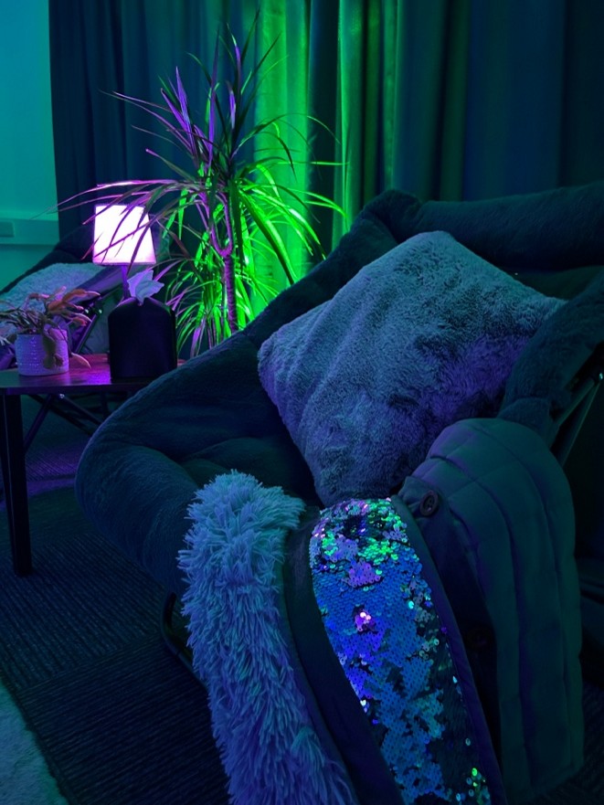 Cadair gyda blancedi a chlustogau