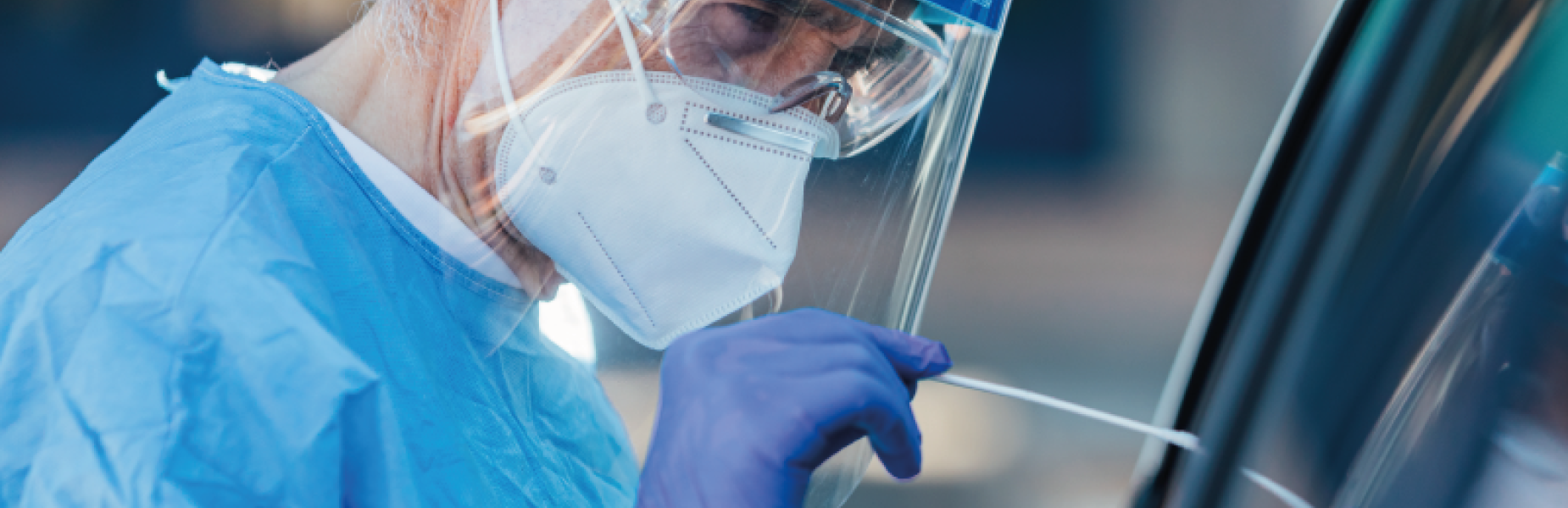 Person administrating a Covid swab test