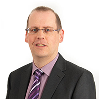 Llun pen ac ysgwyddau o Matt Mortlock